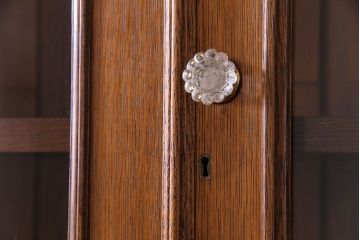 アンティーク家具 イギリスアンティーク 明るい色のオーク材が魅力のエレガントなキャビネット(食器棚、カップボード、飾り棚)