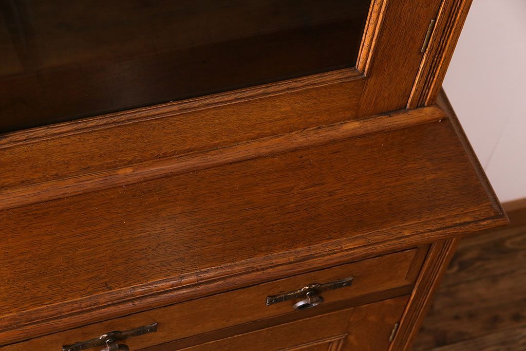 アンティーク家具 イギリスアンティーク 明るい色のオーク材が魅力のエレガントなキャビネット(食器棚、カップボード、飾り棚)