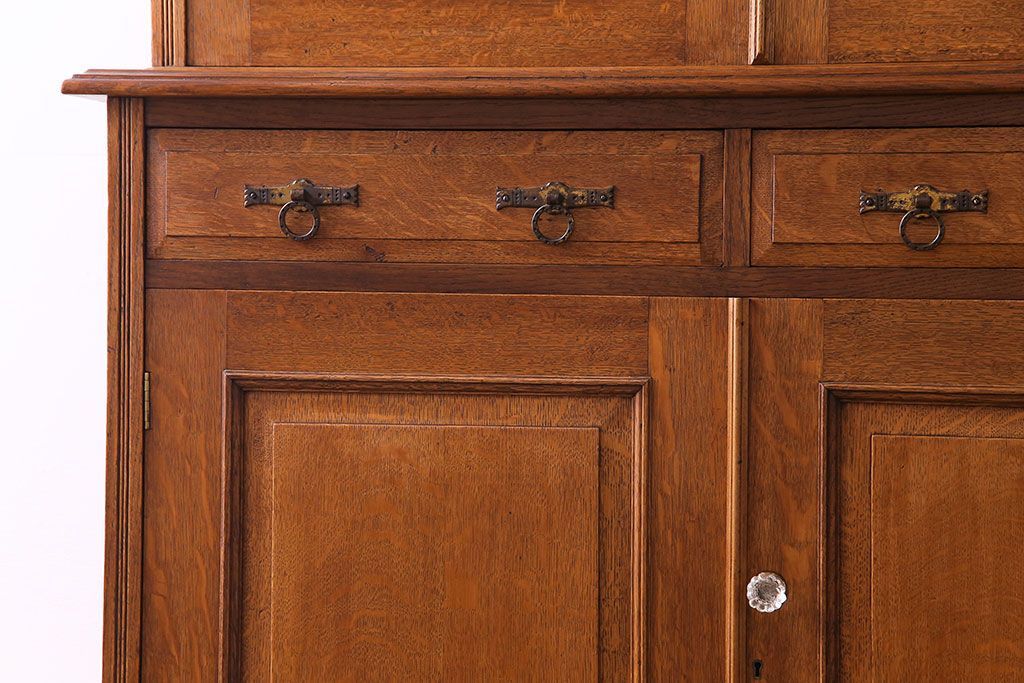 アンティーク家具 イギリスアンティーク 明るい色のオーク材が魅力のエレガントなキャビネット(食器棚、カップボード、飾り棚)