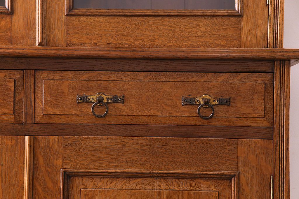 アンティーク家具 イギリスアンティーク 明るい色のオーク材が魅力のエレガントなキャビネット(食器棚、カップボード、飾り棚)