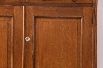 アンティーク家具 イギリスアンティーク 明るい色のオーク材が魅力のエレガントなキャビネット(食器棚、カップボード、飾り棚)