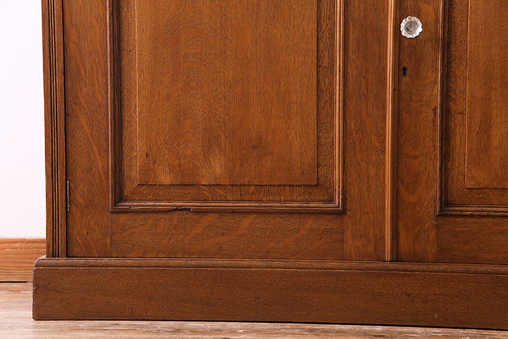 アンティーク家具 イギリスアンティーク 明るい色のオーク材が魅力のエレガントなキャビネット(食器棚、カップボード、飾り棚)