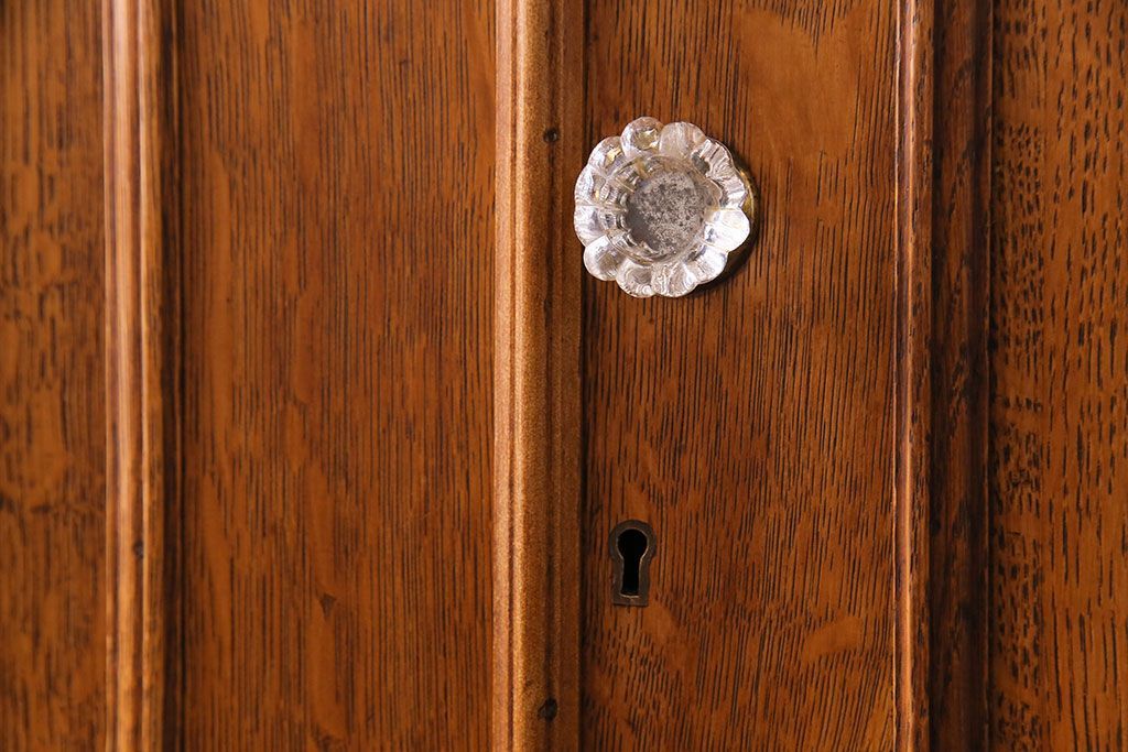 アンティーク家具 イギリスアンティーク 明るい色のオーク材が魅力のエレガントなキャビネット(食器棚、カップボード、飾り棚)