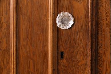 アンティーク家具 イギリスアンティーク 明るい色のオーク材が魅力のエレガントなキャビネット(食器棚、カップボード、飾り棚)