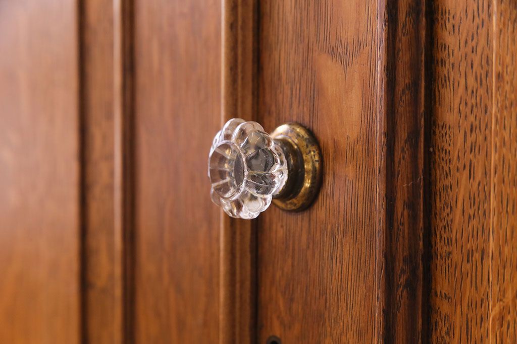 アンティーク家具 イギリスアンティーク 明るい色のオーク材が魅力のエレガントなキャビネット(食器棚、カップボード、飾り棚)