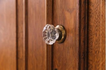 アンティーク家具 イギリスアンティーク 明るい色のオーク材が魅力のエレガントなキャビネット(食器棚、カップボード、飾り棚)