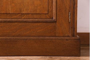 アンティーク家具 イギリスアンティーク 明るい色のオーク材が魅力のエレガントなキャビネット(食器棚、カップボード、飾り棚)