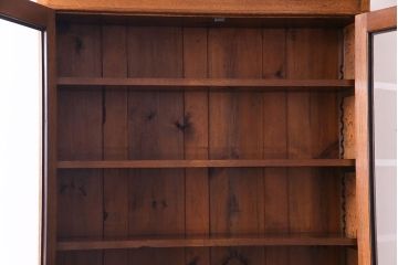 アンティーク家具　イギリスアンティーク　明るい色のオーク材が魅力のエレガントなキャビネット(食器棚、カップボード、飾り棚)
