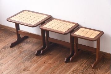 アンティーク雑貨　北欧ビンテージ　G-PLAN(ジープラン)　チーク材　タイル天板がおしゃれなネストテーブル(サイドテーブル)