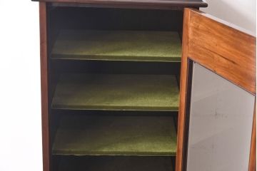 アンティーク家具　イギリスアンティーク　マホガニー材　気品漂う小振りなキャビネット(レコードケース、ミュージックキャビネット)