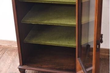アンティーク家具　イギリスアンティーク　マホガニー材　気品漂う小振りなキャビネット(レコードケース、ミュージックキャビネット)