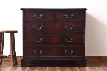 アンティーク家具　イギリスアンティーク　マホガニー材　クラシカルな雰囲気漂う小振りなチェスト(引き出し)