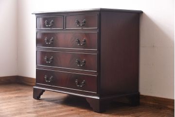 アンティーク家具　イギリスアンティーク　マホガニー材　クラシカルな雰囲気漂う小振りなチェスト(引き出し)