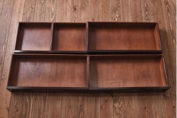 アンティーク家具　イギリスアンティーク　マホガニー材　クラシカルな雰囲気漂う小振りなチェスト(引き出し)