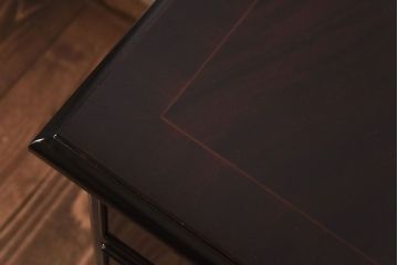 アンティーク家具　イギリスアンティーク　マホガニー材　クラシカルな雰囲気漂う小振りなチェスト(引き出し)