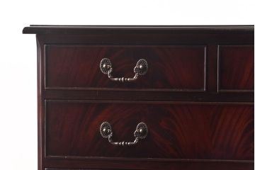 アンティーク家具　イギリスアンティーク　マホガニー材　クラシカルな雰囲気漂う小振りなチェスト(引き出し)
