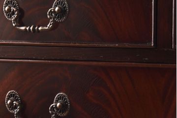 アンティーク家具　イギリスアンティーク　マホガニー材　クラシカルな雰囲気漂う小振りなチェスト(引き出し)