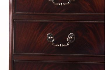 アンティーク家具　イギリスアンティーク　マホガニー材　クラシカルな雰囲気漂う小振りなチェスト(引き出し)