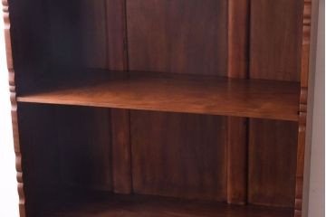 アンティーク家具　イギリスアンティーク　ウォールナット材　控えめな意匠が魅力の薄型本棚(飾り棚)