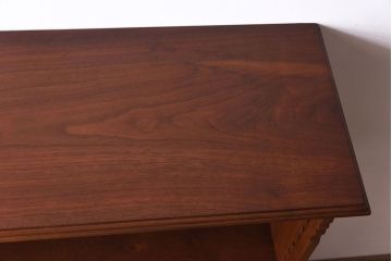 アンティーク家具　イギリスアンティーク　ウォールナット材　控えめな意匠が魅力の薄型本棚(飾り棚)