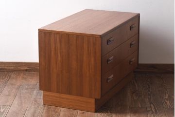ヴィンテージ家具　北欧ビンテージ　G-PLAN　温かな雰囲気づくりに活躍するチーク材のチェスト(ローチェスト、引き出し)