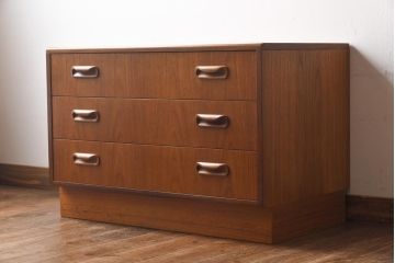 ヴィンテージ家具　北欧ビンテージ　G-PLAN　温かな雰囲気づくりに活躍するチーク材のチェスト(ローチェスト、引き出し)