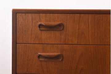 ヴィンテージ家具　北欧ビンテージ　G-PLAN　温かな雰囲気づくりに活躍するチーク材のチェスト(ローチェスト、引き出し)