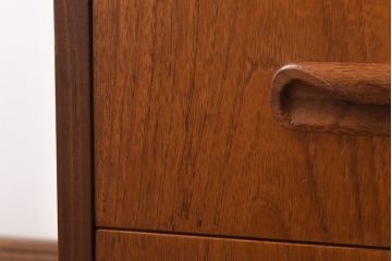 ヴィンテージ家具　北欧ビンテージ　G-PLAN　温かな雰囲気づくりに活躍するチーク材のチェスト(ローチェスト、引き出し)