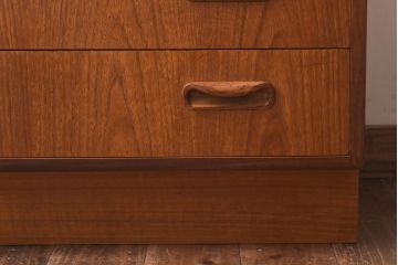ヴィンテージ家具　北欧ビンテージ　G-PLAN　温かな雰囲気づくりに活躍するチーク材のチェスト(ローチェスト、引き出し)