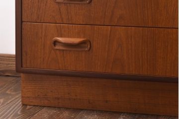 ヴィンテージ家具　北欧ビンテージ　G-PLAN　温かな雰囲気づくりに活躍するチーク材のチェスト(ローチェスト、引き出し)