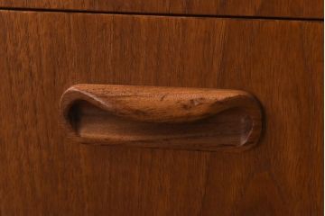 ヴィンテージ家具　北欧ビンテージ　G-PLAN　温かな雰囲気づくりに活躍するチーク材のチェスト(ローチェスト、引き出し)