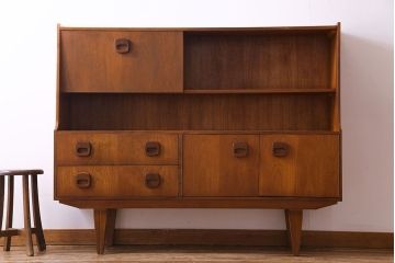 ビンテージ家具　北欧ヴィンテージ　チーク材　四角い取っ手がレトロな雰囲気のサイドボード(キャビネット、リビングボード、収納棚)