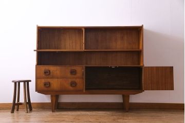 ビンテージ家具　北欧ヴィンテージ　チーク材　四角い取っ手がレトロな雰囲気のサイドボード(キャビネット、リビングボード、収納棚)