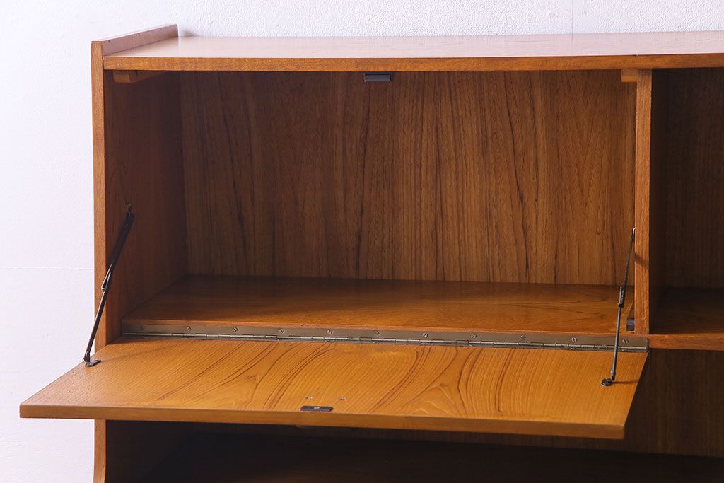 ビンテージ家具　北欧ヴィンテージ　チーク材　四角い取っ手がレトロな雰囲気のサイドボード(キャビネット、リビングボード、収納棚)