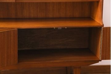 ビンテージ家具　北欧ヴィンテージ　チーク材　四角い取っ手がレトロな雰囲気のサイドボード(キャビネット、リビングボード、収納棚)