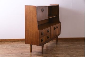 ビンテージ家具　北欧ヴィンテージ　チーク材　四角い取っ手がレトロな雰囲気のサイドボード(キャビネット、リビングボード、収納棚)