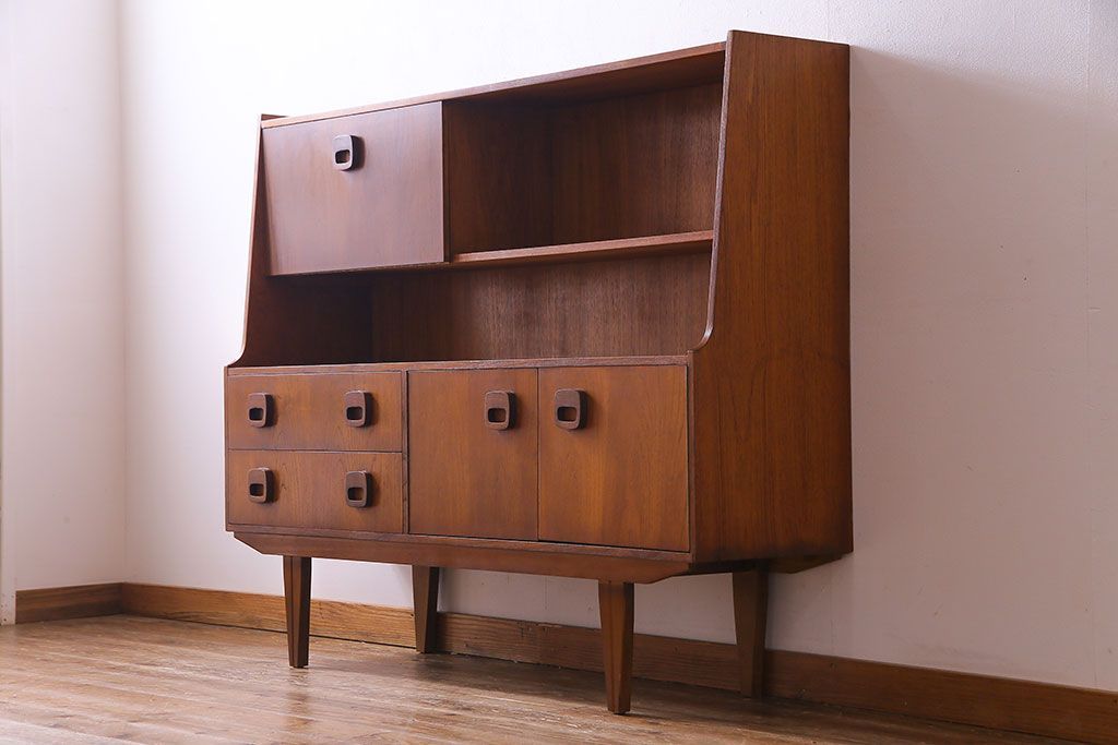 ビンテージ家具　北欧ヴィンテージ　チーク材　四角い取っ手がレトロな雰囲気のサイドボード(キャビネット、リビングボード、収納棚)