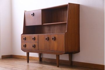 ビンテージ家具　北欧ヴィンテージ　チーク材　四角い取っ手がレトロな雰囲気のサイドボード(キャビネット、リビングボード、収納棚)