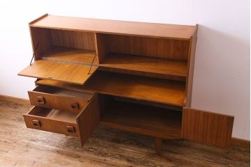 ビンテージ家具　北欧ヴィンテージ　チーク材　四角い取っ手がレトロな雰囲気のサイドボード(キャビネット、リビングボード、収納棚)