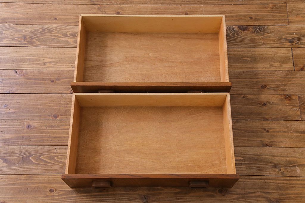 ビンテージ家具　北欧ヴィンテージ　チーク材　四角い取っ手がレトロな雰囲気のサイドボード(キャビネット、リビングボード、収納棚)