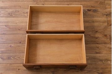 ビンテージ家具　北欧ヴィンテージ　チーク材　四角い取っ手がレトロな雰囲気のサイドボード(キャビネット、リビングボード、収納棚)