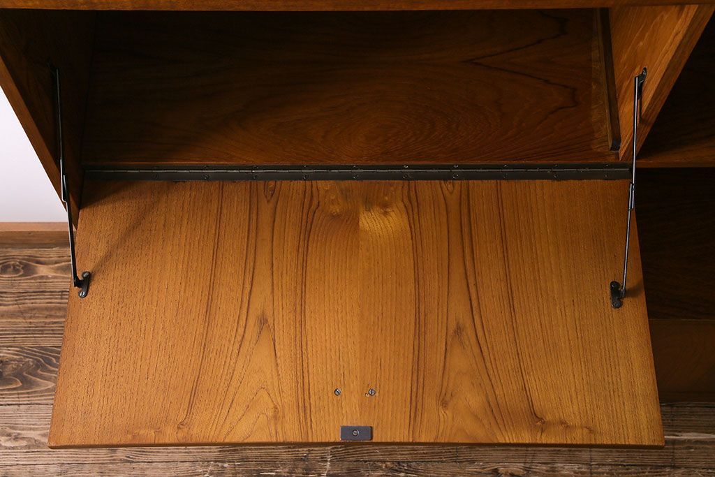 ビンテージ家具　北欧ヴィンテージ　チーク材　四角い取っ手がレトロな雰囲気のサイドボード(キャビネット、リビングボード、収納棚)