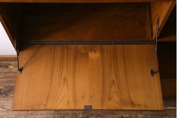 ビンテージ家具　北欧ヴィンテージ　チーク材　四角い取っ手がレトロな雰囲気のサイドボード(キャビネット、リビングボード、収納棚)