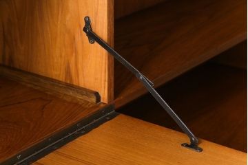 ビンテージ家具　北欧ヴィンテージ　チーク材　四角い取っ手がレトロな雰囲気のサイドボード(キャビネット、リビングボード、収納棚)