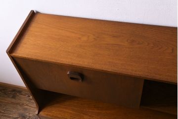 ビンテージ家具　北欧ヴィンテージ　チーク材　四角い取っ手がレトロな雰囲気のサイドボード(キャビネット、リビングボード、収納棚)