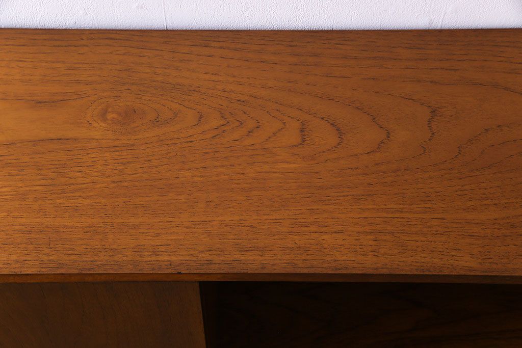 ビンテージ家具　北欧ヴィンテージ　チーク材　四角い取っ手がレトロな雰囲気のサイドボード(キャビネット、リビングボード、収納棚)