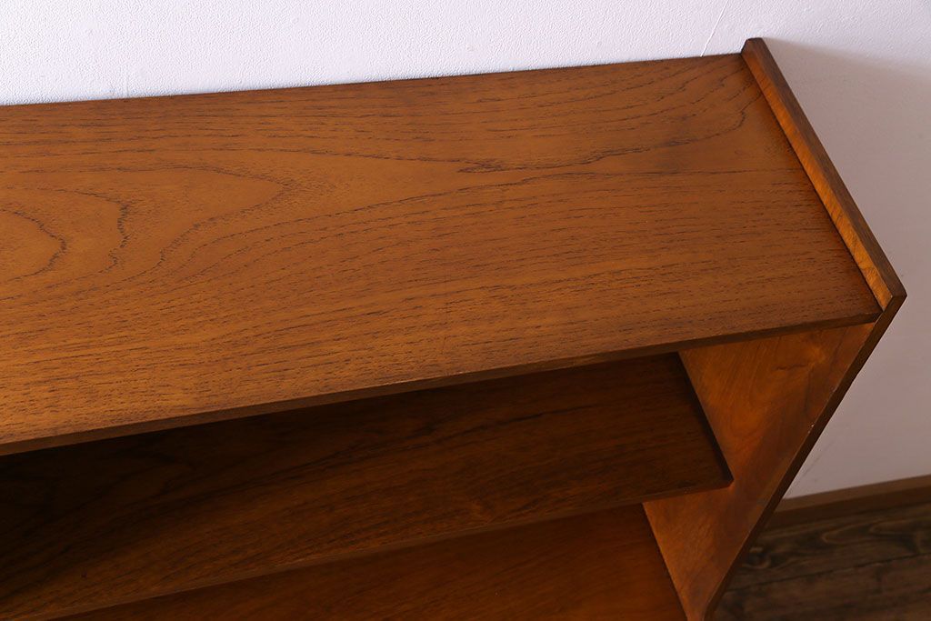 ビンテージ家具　北欧ヴィンテージ　チーク材　四角い取っ手がレトロな雰囲気のサイドボード(キャビネット、リビングボード、収納棚)