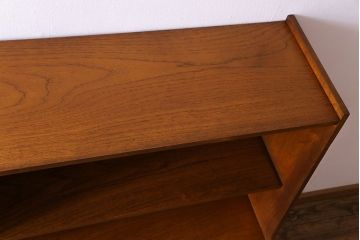 ビンテージ家具　北欧ヴィンテージ　チーク材　四角い取っ手がレトロな雰囲気のサイドボード(キャビネット、リビングボード、収納棚)