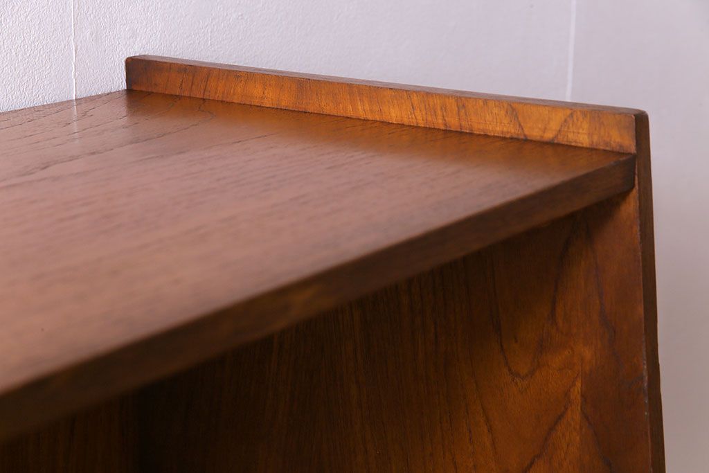 ビンテージ家具　北欧ヴィンテージ　チーク材　四角い取っ手がレトロな雰囲気のサイドボード(キャビネット、リビングボード、収納棚)