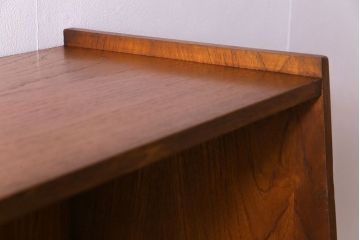 ビンテージ家具　北欧ヴィンテージ　チーク材　四角い取っ手がレトロな雰囲気のサイドボード(キャビネット、リビングボード、収納棚)